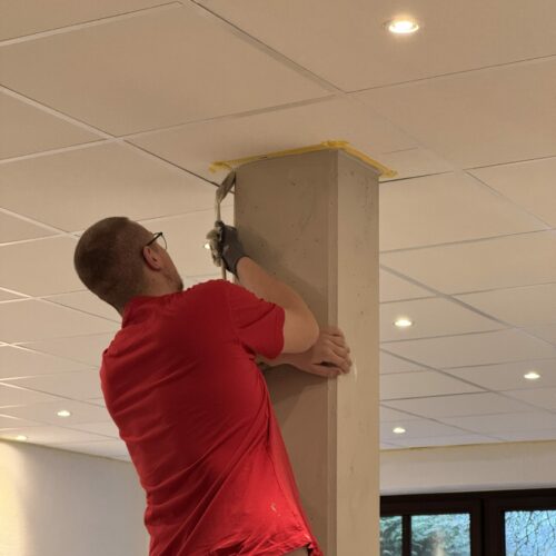 Grauen Akzente an der Wand werden gesetzt.