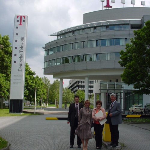 Kloke Mitarbeiter vor dem Telekom Gebäude