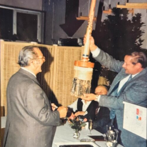 20 Jahre Kloke. Ferdinand Kloke wird ein großer Pinsel überreicht