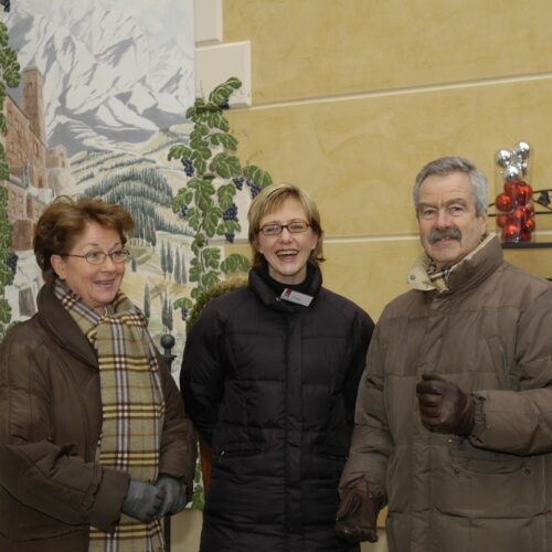 Beate Kloke und Besucher auf dem Weihnachtsbaumfest 2003